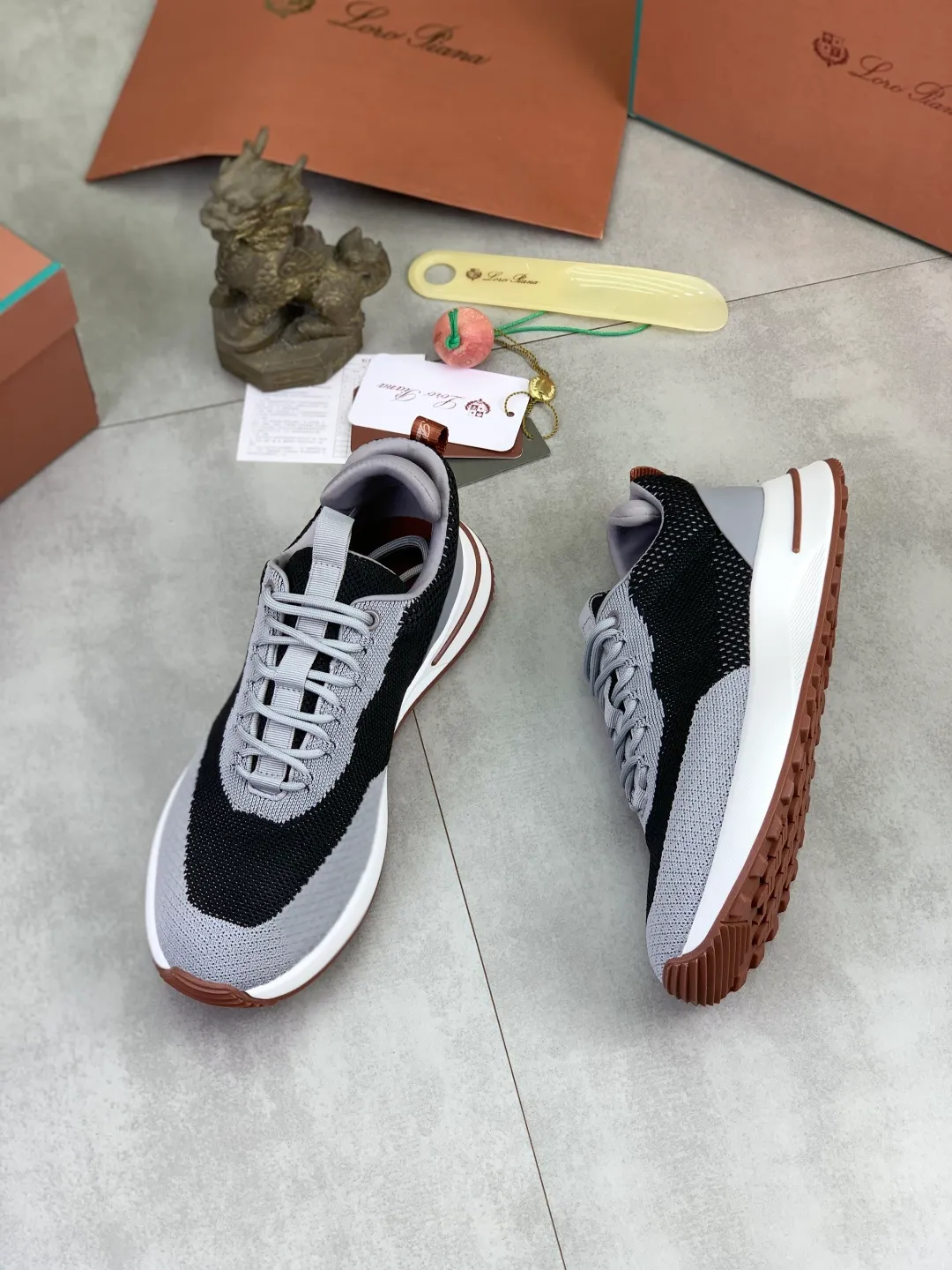 Men's men's shoes 💰P542 New style 💰High quality The latest casual shoes Loro Piana 💯Top grade💯Buy the original copy💯 Founded the existing Loro Piana company on April 24, 1924. The family has been operating for the sixth generation, providing top quality products to customers who are discerning in taste and quality. Imported original fly woven fabrics with cowhide fabric, plain calfskin lining, hand-stitched threads with cowhide feet, original packaging, high-end outsole, size: 38-46, multiple colors available, complete package